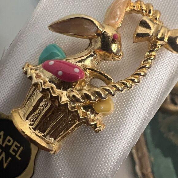 Gold tone Easter Bunny in Basket vintage lapel pin. - Picture 3 of 4